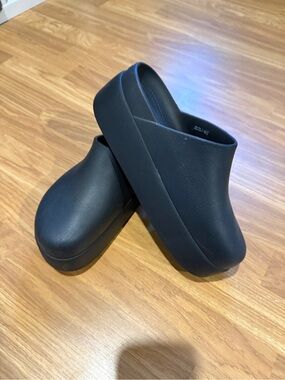 CROCS Women's Black Platform Mules